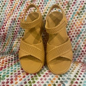 Skechers Foamies: Arch Fit Footsteps - Life Strides Women Size 7/Yellow